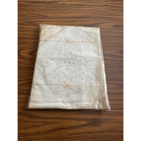NOS Linbro hand embroidered white pillowcases 35.5”x42” - Picture 1 of 4